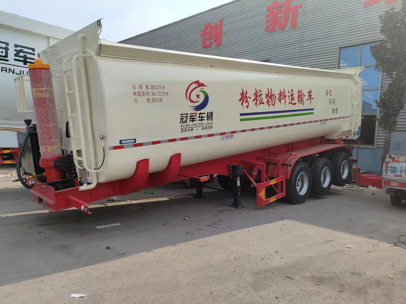 粉粒物料運(yùn)輸車報價
