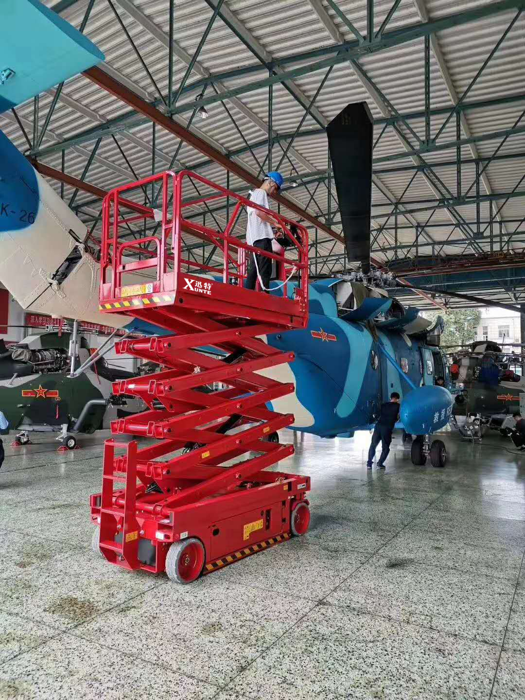 移動(dòng)式高空作業(yè)升降平臺(tái) 移動(dòng)式高空作業(yè)升降平臺(tái)